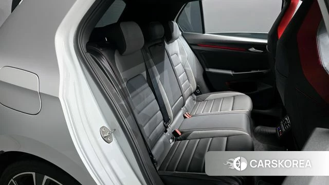Volkswagen Golf 8th Generation 2023 Белый из Кореи, фото 2