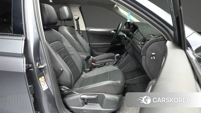 Volkswagen Tiguan Allspace 2022 Серебристо-серый из Кореи, фото 2