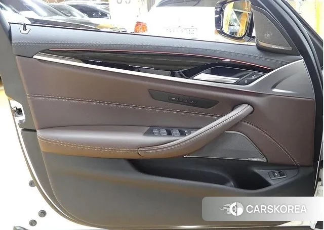 BMW 5 Series (G30) 2023 Белый из Кореи, фото 2