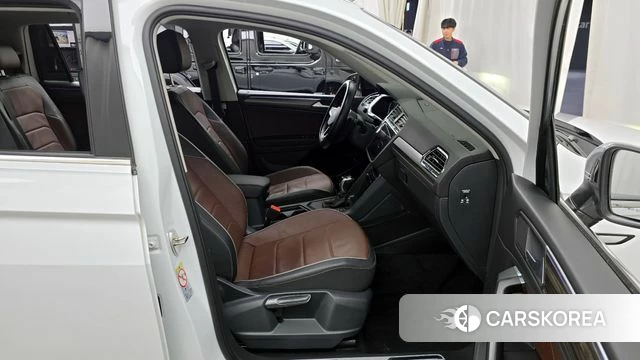 Volkswagen Tiguan Allspace 2023 Белый из Кореи, фото 2