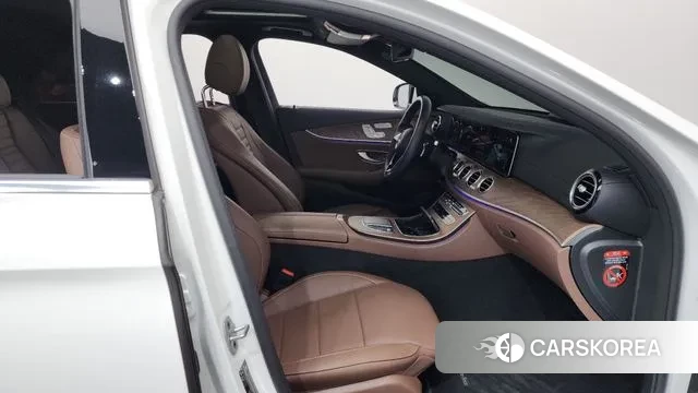 Mercedes-Benz E-Class W213 2022 Белый из Кореи, фото 2