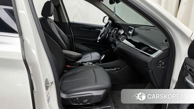 BMW X1 (F48) 2021 Белый из Кореи, фото 2