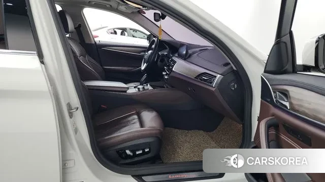 BMW 5 Series (G30) 2019 Белый из Кореи, фото 2