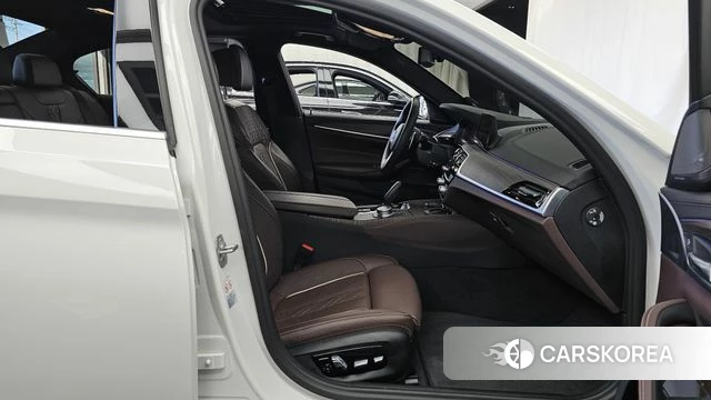 BMW 5 Series (G30) 2020 Белый из Кореи, фото 2