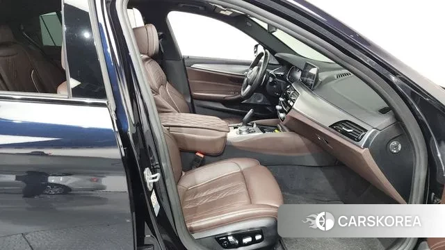 BMW 5 Series (G30) 2018 Черный из Кореи, фото 2