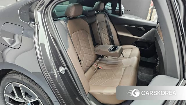 BMW 5 Series (G60) 2025 Серый из Кореи, фото 2