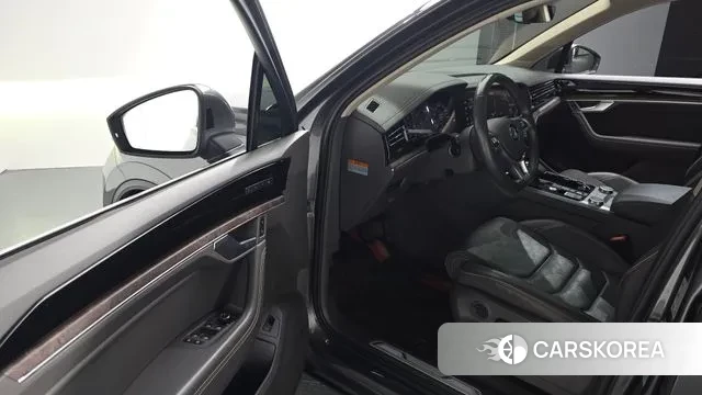 Volkswagen Touareg 3rd generation 2020 Серый из Кореи, фото 2