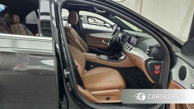 Mercedes-Benz E-Class W213 2021 Серый из Кореи, фото 2