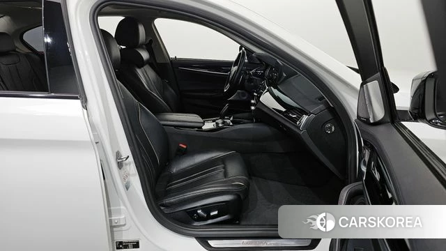 BMW 5 Series (G30) 2018 Белый из Кореи, фото 2