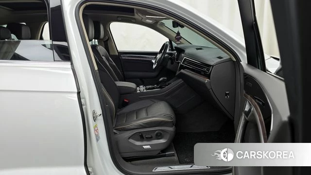 Volkswagen Touareg 3rd generation 2020 Белый из Кореи, фото 2