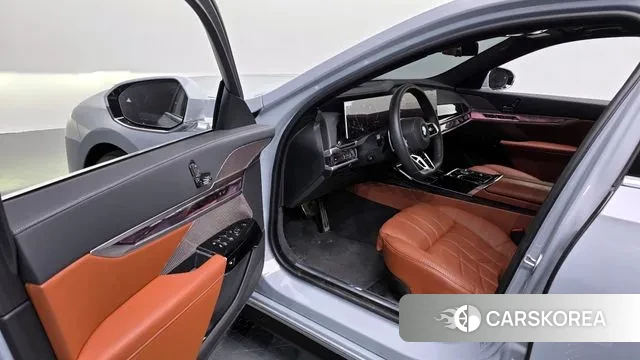 BMW 7 Series (G70) 2025 Серебристо-серый из Кореи, фото 2