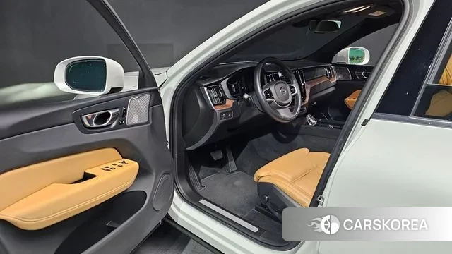 Volvo XC60 second Generation 2021 Белый из Кореи, фото 2