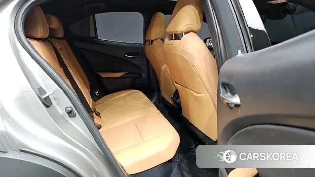 Lexus UX250h 2023 Серебряный из Кореи, фото 2