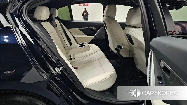 BMW 5 Series (G60) 2025 Черный из Кореи, фото 2