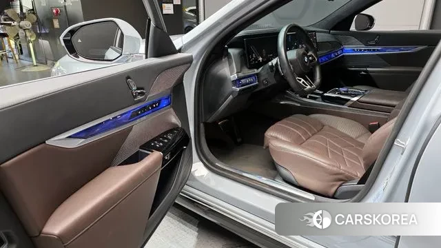 BMW 7 Series (G70) 2023 Серебристо-серый из Кореи, фото 2