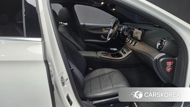 Mercedes-Benz E-Class W213 2022 Белый из Кореи, фото 2