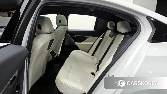 BMW 5 Series (G60) 2025 Белый из Кореи, фото 2