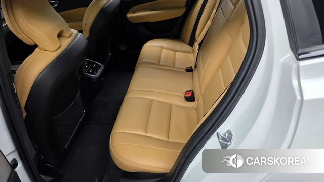 Volvo V60 Cross-Country 2nd Generation 2021 Белый из Кореи, фото 2