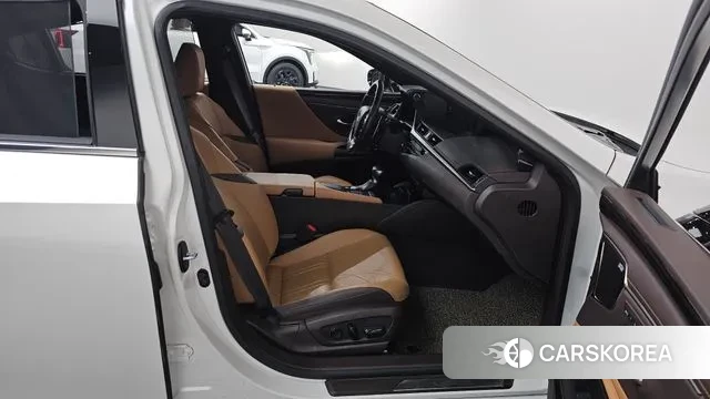 Lexus ES300h 7th generation 2020 Белый из Кореи, фото 2