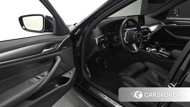 BMW 5 Series (G30) 2022 Черный из Кореи, фото 2