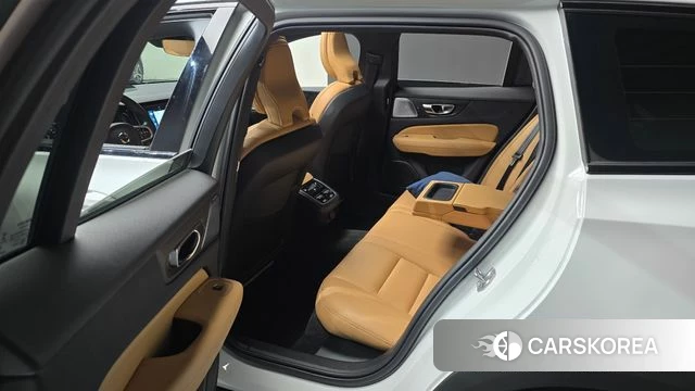 Volvo V60 Cross-Country 2nd Generation 2021 Белый из Кореи, фото 2
