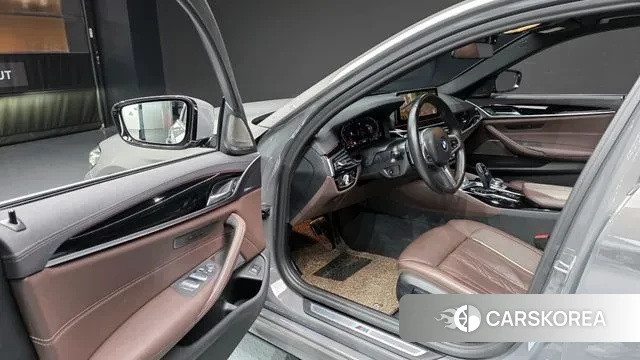 BMW 5 Series (G30) 2022 Серебристо-серый из Кореи, фото 2