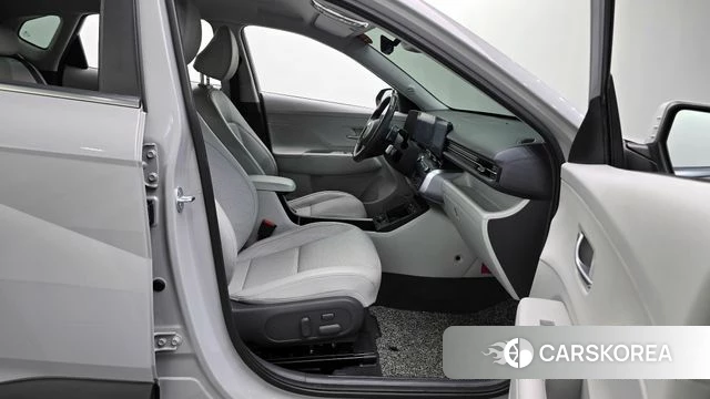 Hyundai Kona (SX2) 2023 Серебристо-серый из Кореи, фото 2