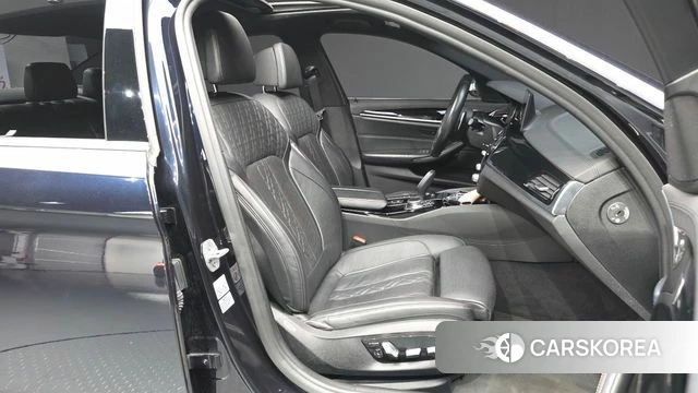 BMW 5 Series (G30) 2018 Черный из Кореи, фото 2