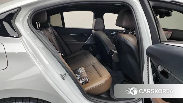 BMW 5 Series (G60) 2025 Белый из Кореи, фото 2