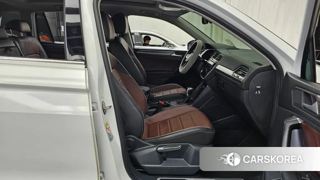 Volkswagen Tiguan Allspace 2023 Белый из Кореи, фото 2