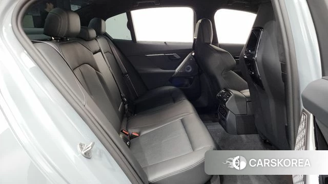 BMW M5 (G90) 2026 Серебристо-серый из Кореи, фото 2