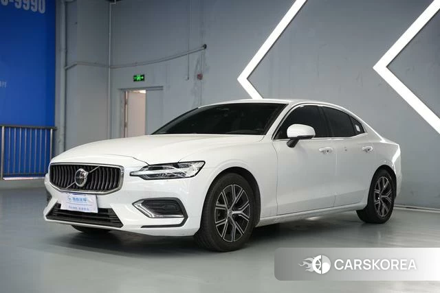 Volvo S60 2023 Белый из Китая, фото 2