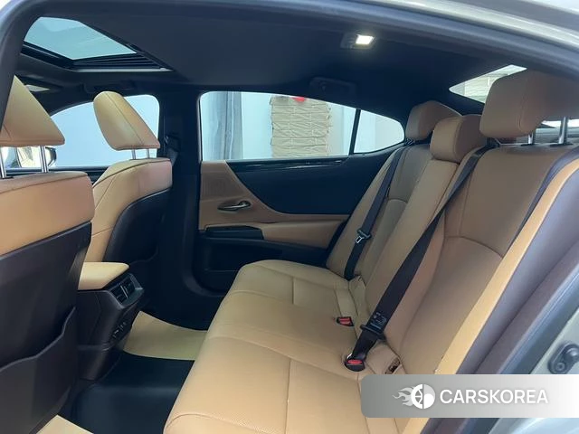 Lexus ES 2021 Серебристо-серый из Китая, фото 2