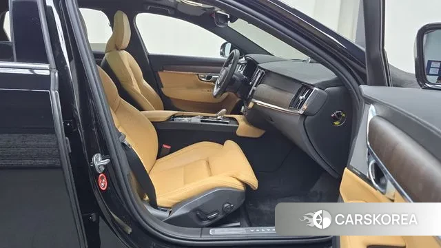 Volvo S90 2023 Черный из Кореи, фото 2