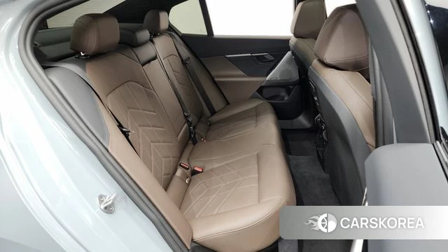 BMW 5 Series (G60) 2025 Цвет галактики из Кореи, фото 2