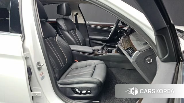 BMW 5 Series (G30) 2023 Белый из Кореи, фото 2
