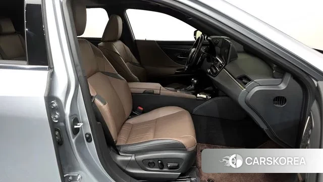 Lexus ES300h 7th generation 2022 Светло-серебряный цвет из Кореи, фото 2