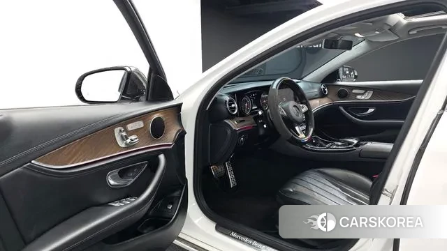 Mercedes-Benz E-Class W213 2018 Белый из Кореи, фото 2