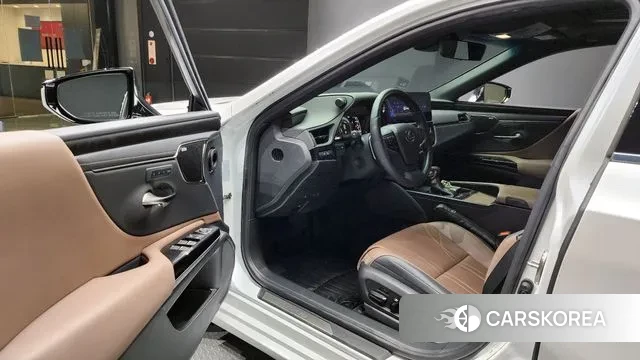 Lexus ES300h 7th generation 2023 Белый из Кореи, фото 2
