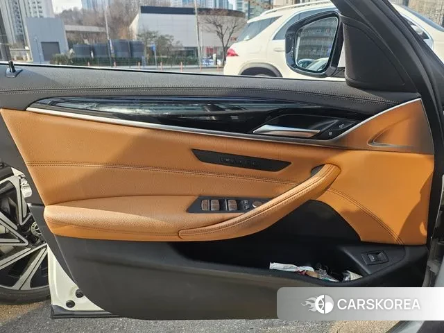 BMW 5 Series (G30) 2021 Белый из Кореи, фото 2