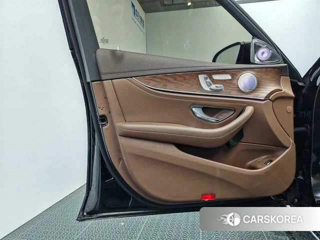 Mercedes-Benz E-class 2023 Черный из Китая, фото 2