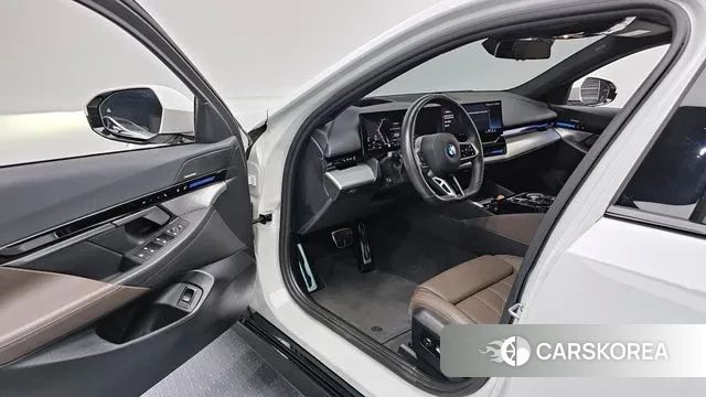 BMW 5 Series (G60) 2024 Белый из Кореи, фото 2