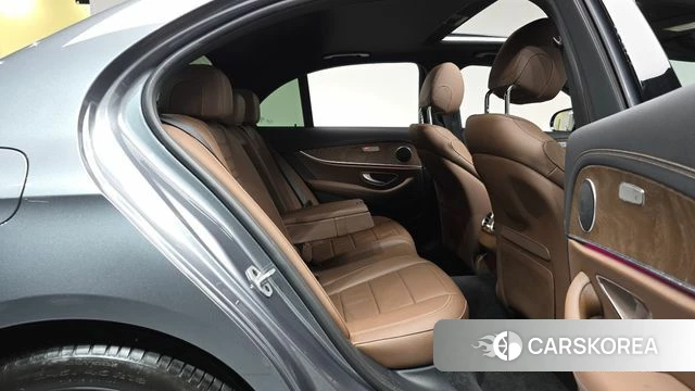 Mercedes-Benz E-Class W213 2021 Серый из Кореи, фото 2