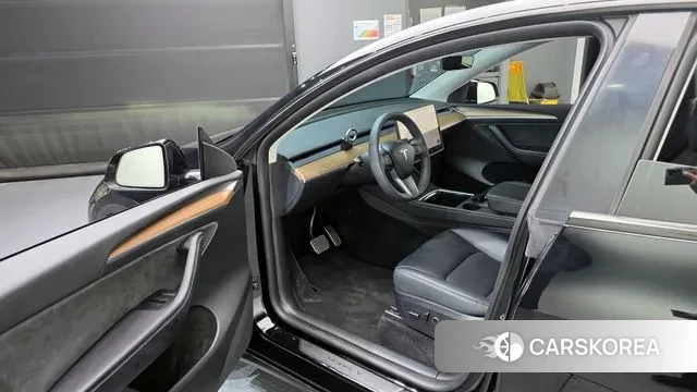 Tesla Model Y 2023 Черный из Кореи, фото 2