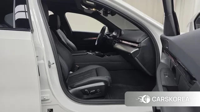 BMW 5 Series (G60) 2025 Белый из Кореи, фото 2