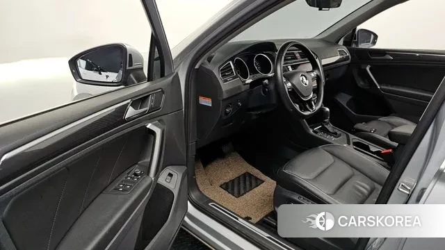 Volkswagen Tiguan second Generation 2018 Серебряный из Кореи, фото 2