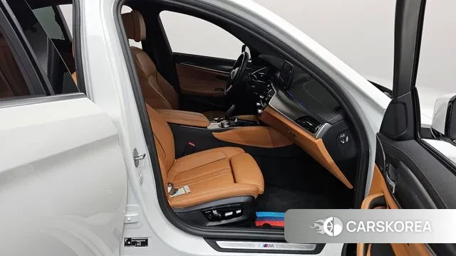 BMW 5 Series (G30) 2023 Белый из Кореи, фото 2