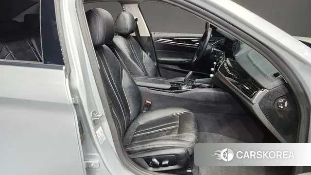 BMW 5 Series (G30) 2019 Серебристо-серый из Кореи, фото 2