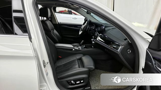 BMW 5 Series (G30) 2019 Белый из Кореи, фото 2