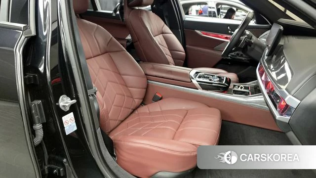 BMW 7 Series (G70) 2024 Черный из Кореи, фото 2